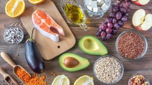 Na stole widoczne są najważniejsze produkty, jakie zawiera dieta niskocholesterolowa.