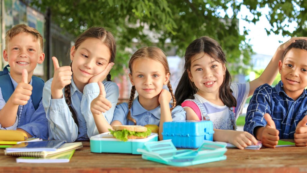 Odżywianie dzieci w szkołach, widoczne na zdjęciu, to bardzo ważny element codziennego życia najmłodszych.