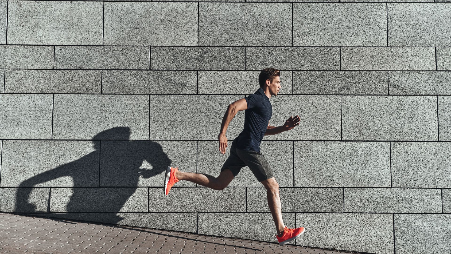 Ruch to zdrowie, dlatego mężczyzna na zdjeciu podejmuje aktywność fizyczną, biegnąc przez miasto.