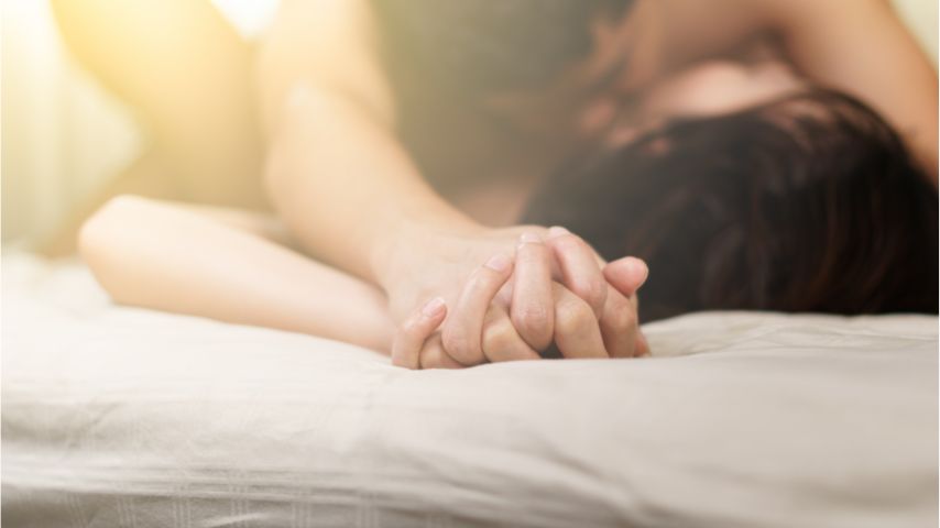 Para odczuwająca popęd seksualny uprawia seks na łóżku.