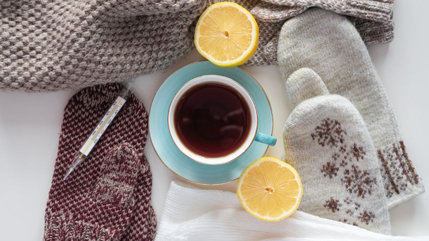 Gorąca herbata, cytryna, ciepłe ubrania – przykłady, jak zwiększyć odporność na choroby zakaźne.
