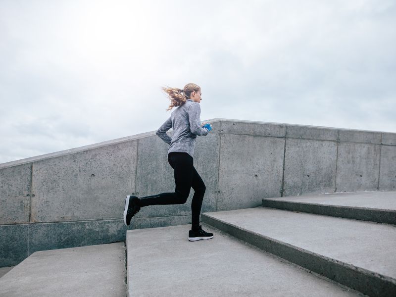 Czy bieganie 30 minut dziennie daje efekty? Na zdjęciu kobieta biega.