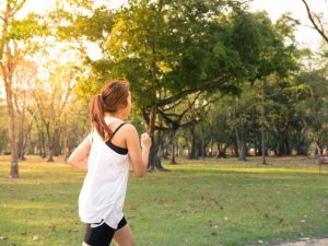 Czy bieganie pomaga zrzucić brzuch? Na zdjęciu kobieta biega.