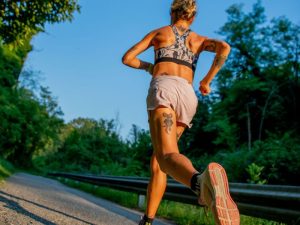 Czy bieganie zmienia sylwetkę? Na zdjęciu kobieta biega.