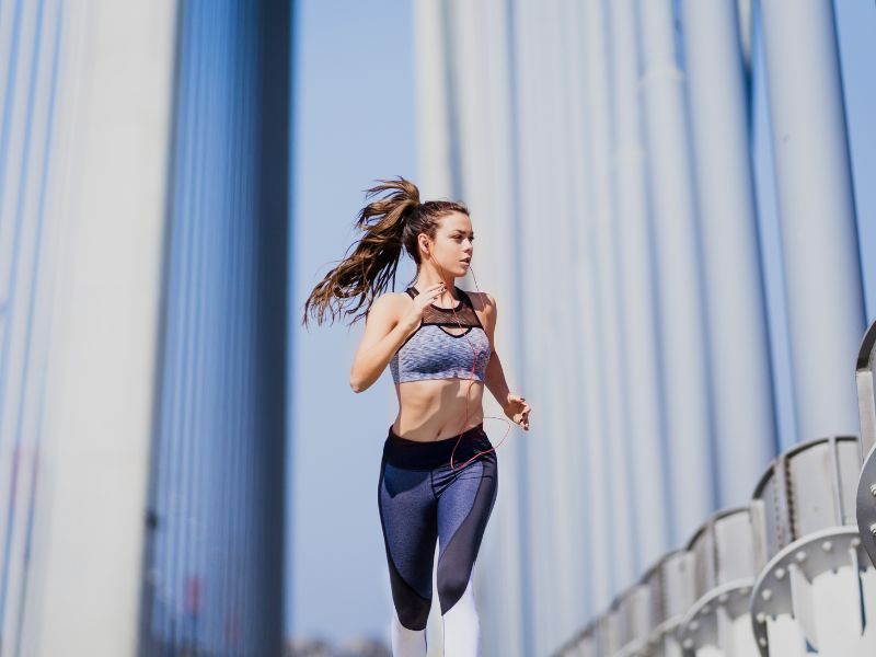 Czy codzienne bieganie ma sens? Na zdjęciu kobieta podczas biegu.